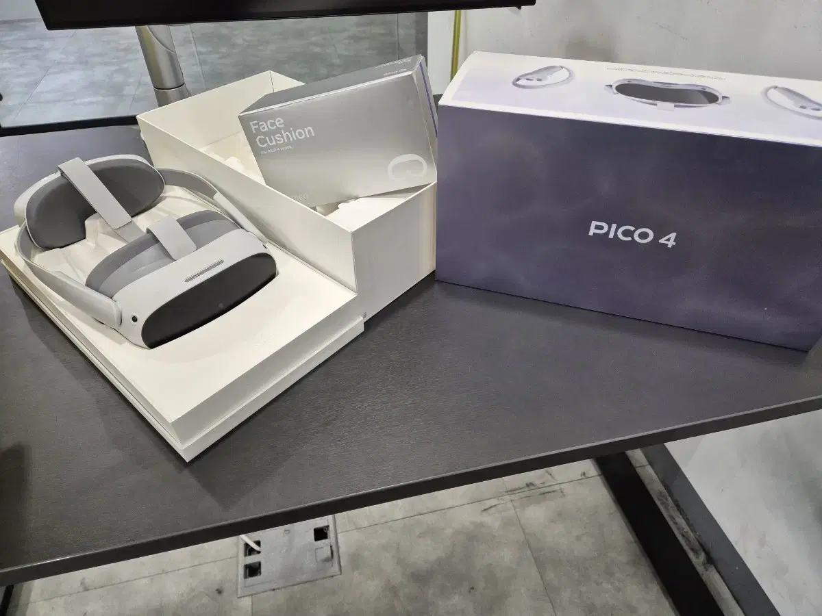 PICO 4 VR 헤드셋 (새 안면폼 증정)